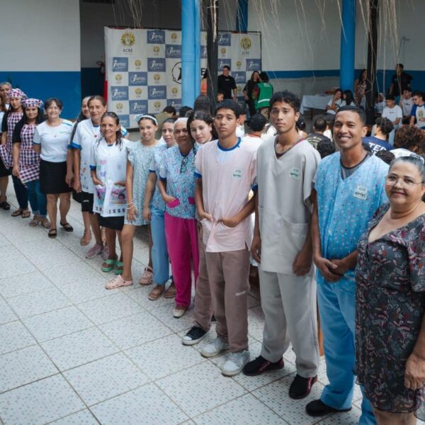 Governo encerra turma de curso de corte e costura com desfile de peças autorais