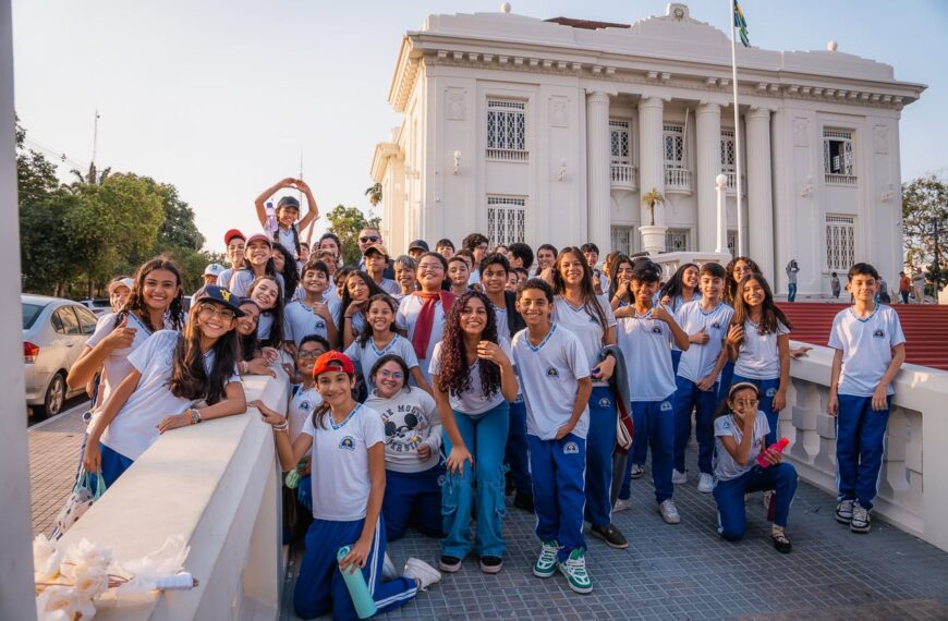 Alunos do Instituto São José embarcam em um city tour pelo patrimônio histórico no centro de Rio Branco