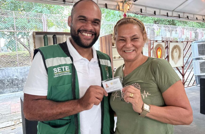 Artesã celebra conquista de carteira profissional em mutirão de cadastro da Sete