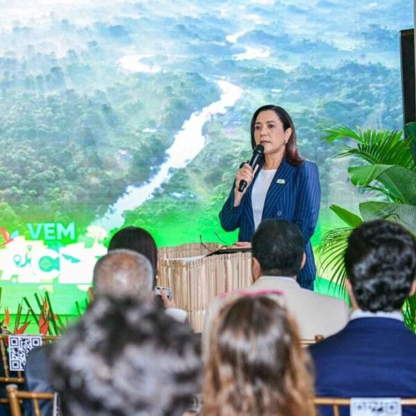 Em evento no RJ, governadora apresenta o Acre como elo estratégico com o Pacífico, pautado na união e na responsabilidade ambiental 