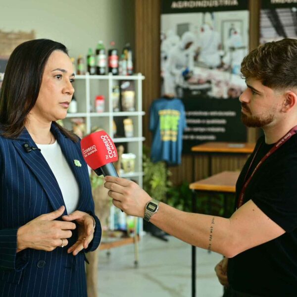 Governadora Mailza destaca força da produção acreana e conexão com o Pacífico em entrevista a agência internacional durante evento no Rio de Janeiro