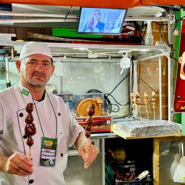 Há 35 anos como ambulante, Fábio Luiz de Oliveira mantém tradição no Arraial Cultural